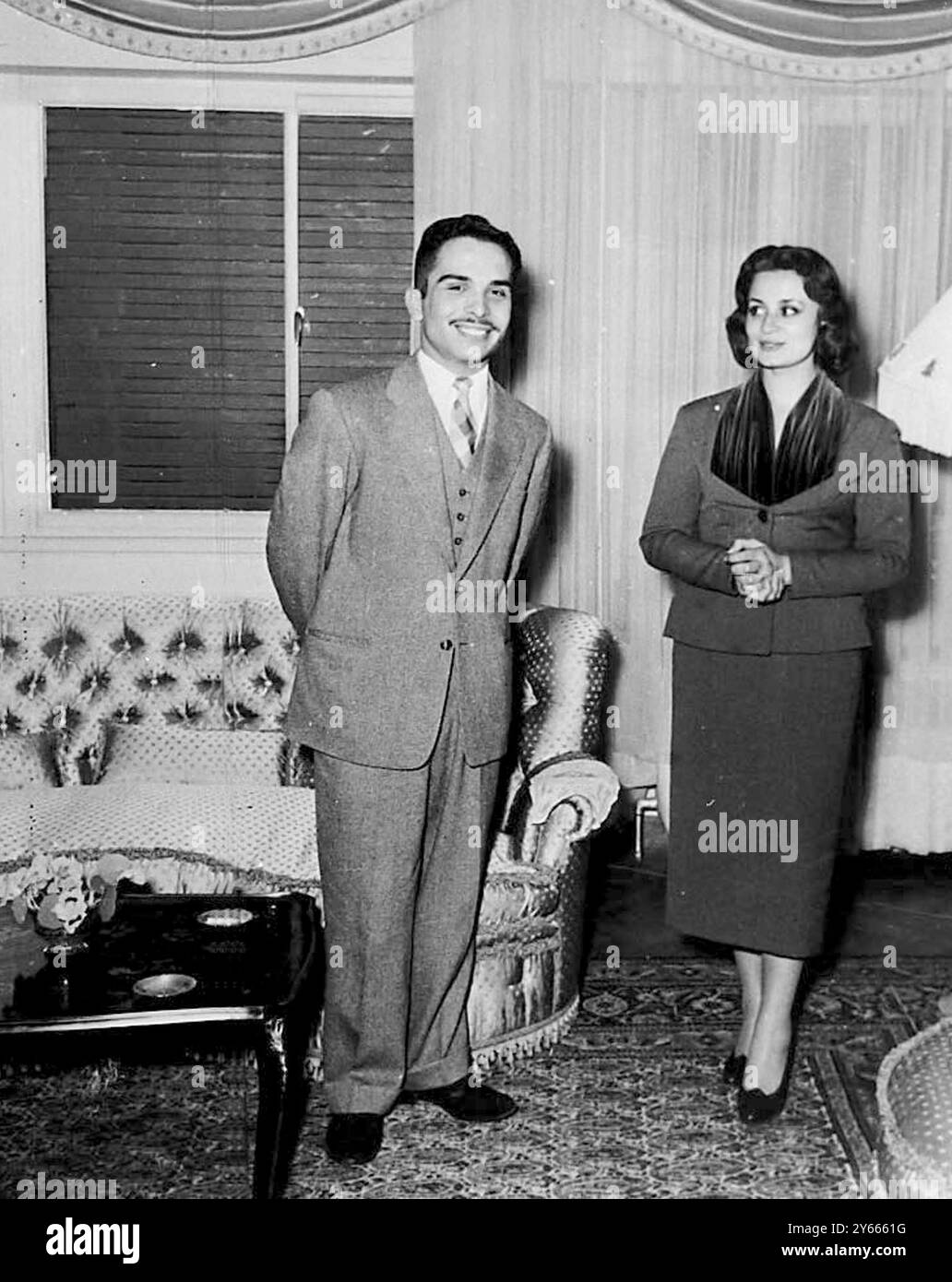 König Hussein von Jordon mit seiner Königin Dina. Januar 1957 Stockfoto