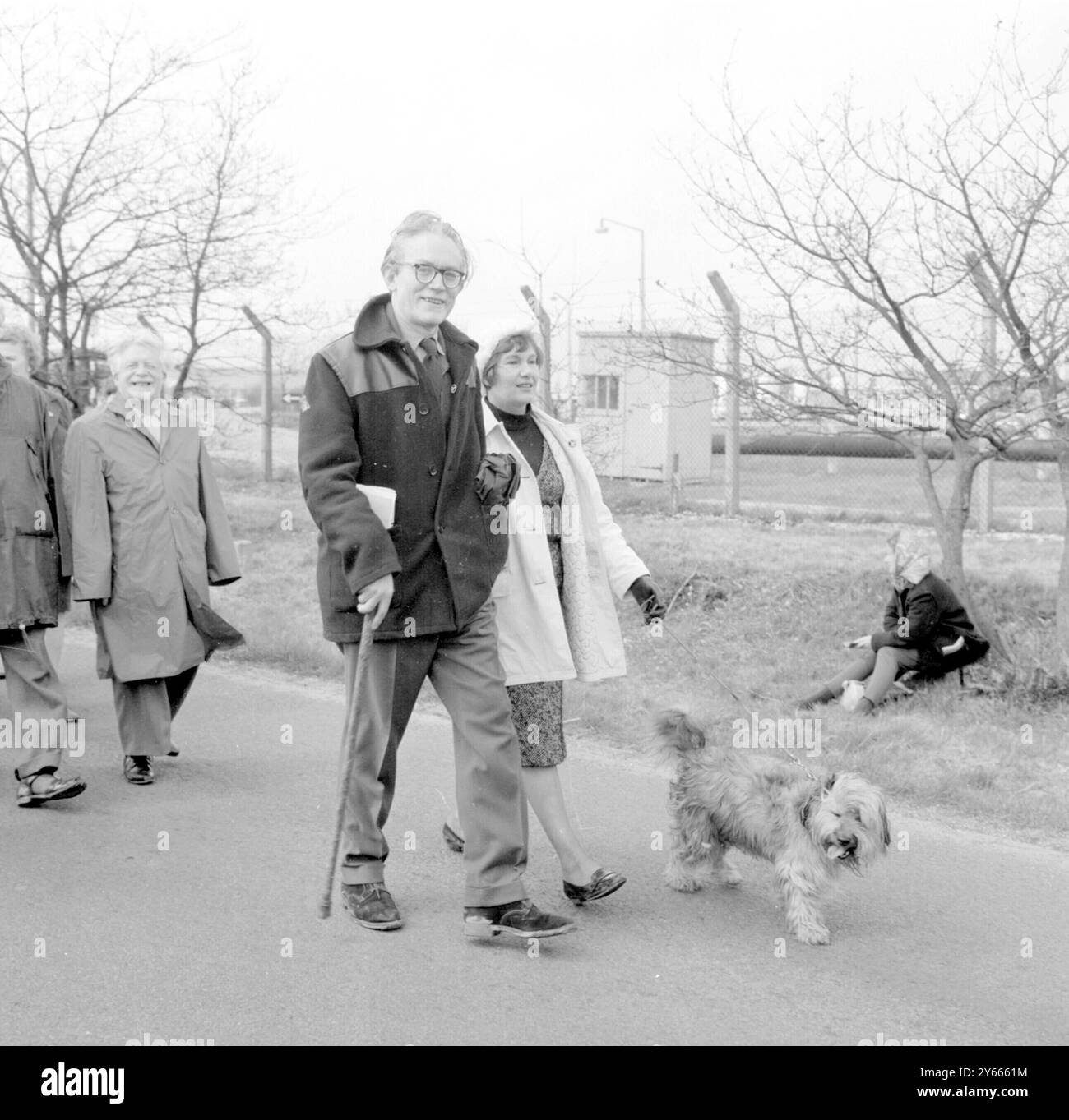 Zu Beginn der Kampagne des Ostermarsches der nuklearen Abrüstung von Aldermaston nach London sind der Abgeordnete der Labour Party Michael Foot und seine Frau Jill sowie der Hund. April 1962 Stockfoto