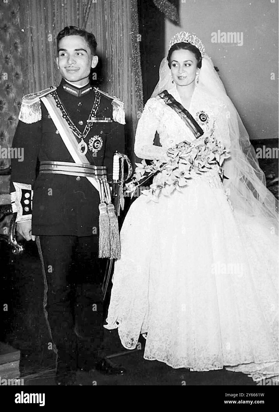 König Hussein, der 19-jährige Herrscher von Jordon, mit seiner Braut und Königin Dina Hamid. April 1955 Stockfoto