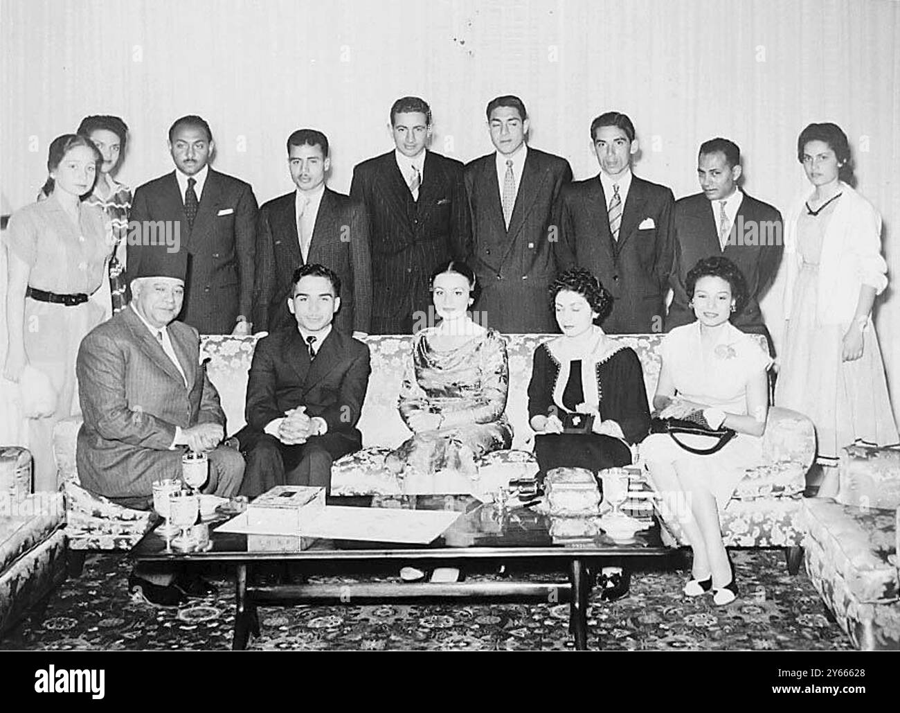 König Hussein und Prinzessin Dina, umgeben von Professoren und Studenten der Universität Kairo, die die Königin zu ihrer Hochzeit begleitet. April 1955 Stockfoto