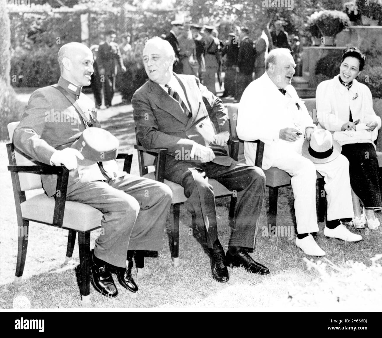 Von links nach rechts: Generalissimo Chiang Kai - Shek, Präsident Franklin D Roosevelt und Premierminister Winston Churchill und Mme Chiang Kai - Shek saßen auf dem Rasen während einer Ruhepause auf der Historischen Konferenz von Kairo im Jahr 1943. Washington D.C. Stockfoto