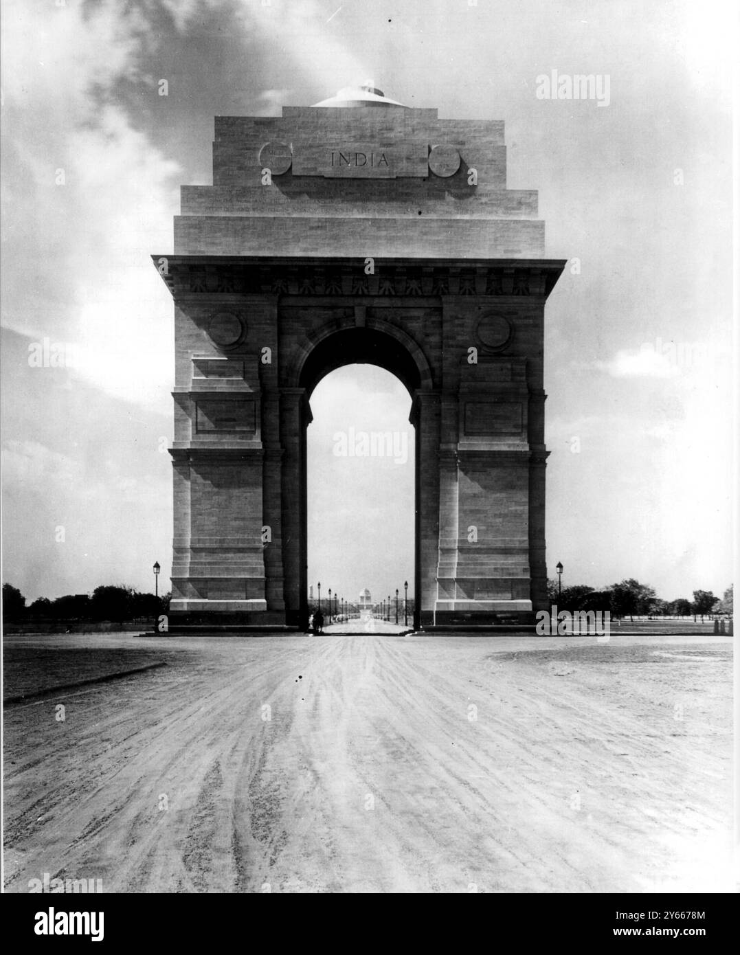 Ein beeindruckendes Bild aus Neu-Delhi, das den Memorial Arch im Zentrum von Kingsway zeigt, mit dem Haus des Vizekönigs in der Ferne. 1931 Stockfoto