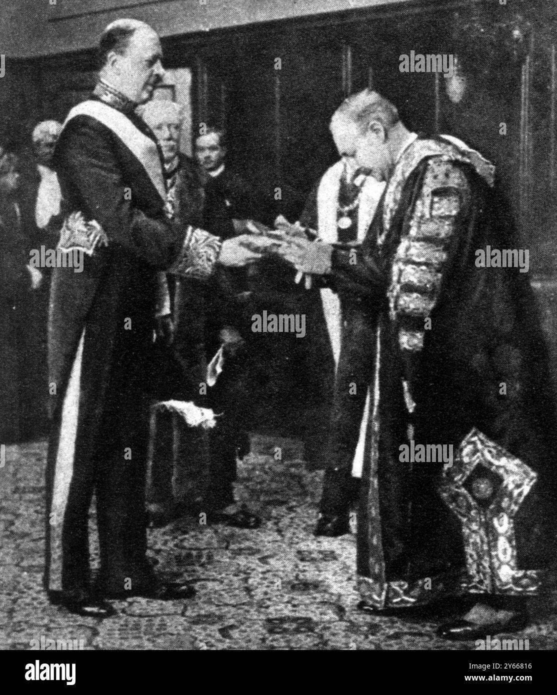 Der erste Gouverneur von Ulster in Belfast : A State Entry 26 Februar 1923 . Dem Herzog einen goldenen Schlüssel der Stadt, dem Bürgermeister von Belfast , Stadtrat W G Turner . 3. März 1923 Stockfoto