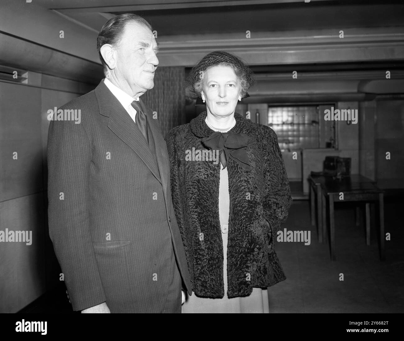 Lord und Lady Wakehurst. Lord Wakehurst ist der neu ernannte Gouverneur von Nordirland , der heute im Ulster Office in London zu sehen ist . Lord Wakehurst war Gouverneur von New South Wales in Australien. Er wird den Earl of Granville, den Gouverneur von Nordirland, am .19. September 1952 ersetzen Stockfoto