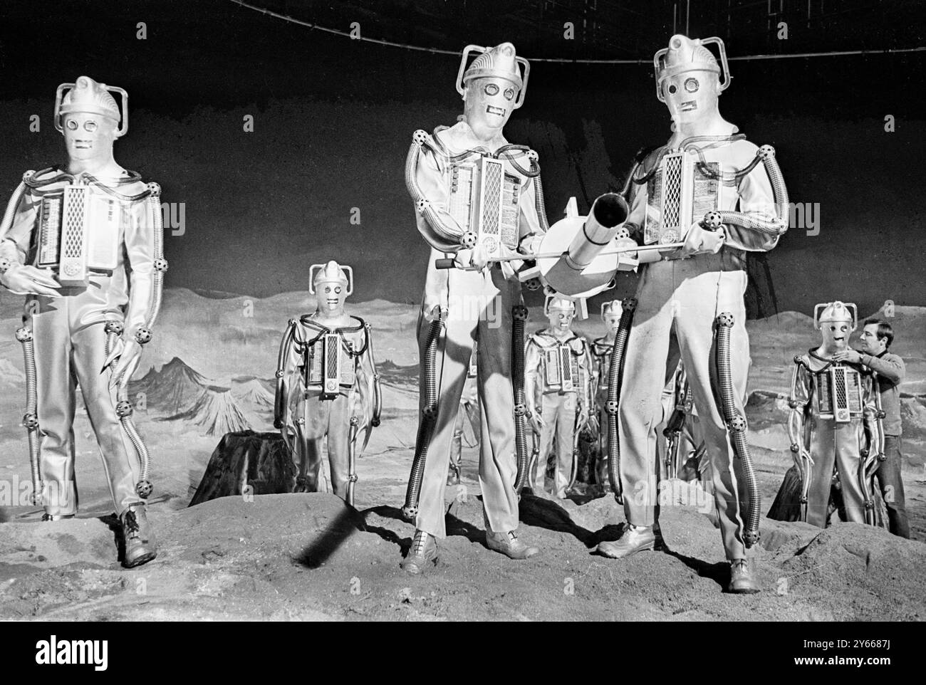 London : Lift zum Mond? Diese Mondmonster sind die Cybermen , die jüngsten Feinde von BBC's unerschrockenem Weltraumforscher Dr Who . Die Cybermen , die in Ealing Green in London zu sehen sind , werden ab Februar in einer neuen Geschichte namens Dr Who und Moonbase " erscheinen . Das Jahr ist 2070 , und der Mensch ist bereits auf dem Mond , bevor Dr. Who kommt . Aber da vor allen anderen .... The Cybermen .19 Januar 1967 Stockfoto