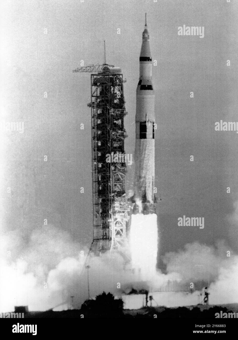 Amerikas Apollo 11 sprengt heute von seinem Startplatz hier auf den ersten Versuch eines Mannes, einen Mann auf dem Mond zu landen. Die Astronauten Neil Armstrong , Edwin Aldrin und Michael Collins streuten sich in Richtung einer kurzen Erdumlaufbahn, um die Systeme zu untersuchen, bevor sie am .16. Juli 1969 zum Mond in Cape Kennedy, Florida, USA, explodierten Stockfoto