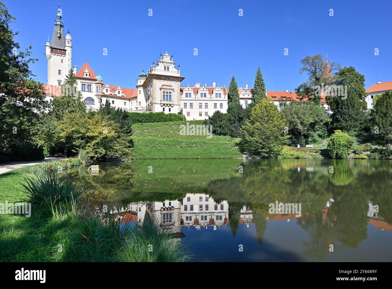 Pruhonice Park und Schlosskomplex, nationales Kulturdenkmal und UNESCO-Weltkulturerbe, einer der schönsten Parks in Prag, Tschechische Republi Stockfoto