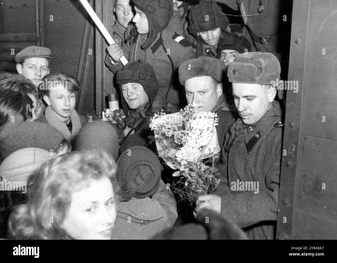 Fürstenwalde DDR die sowjetische Armee in DDR begann am 28. Februar 1958 mit dem Rückzug von 41.000 Soldaten DDR-Kinder, die russische Soldaten wegschiebende Geschenke überbrachten Stockfoto