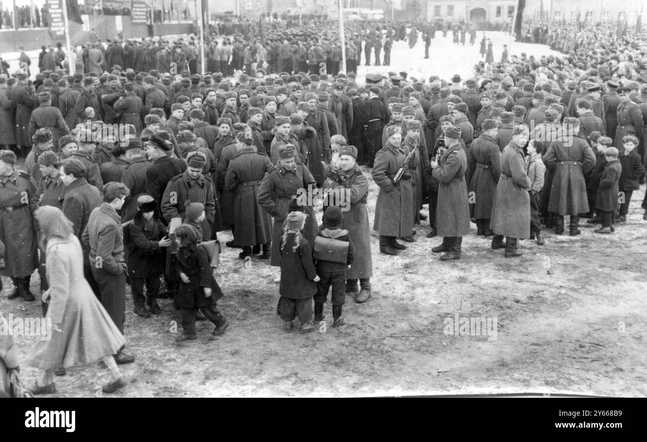Fürstenwalde DDR die sowjetische Armee in DDR begann am 28. Februar 1958 mit dem Rückzug von 41.000 Soldaten DDR-Kinder, die russische Soldaten wegschiebende Geschenke überbrachten Stockfoto
