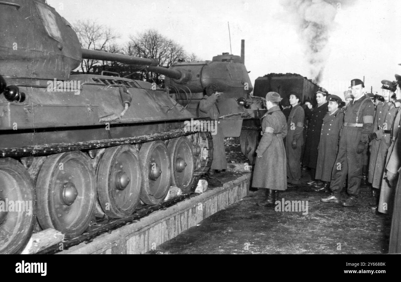 Fuerstenwalde DDR die sowjetische Armee in DDR begann mit dem Rückzug von 41.000 Soldaten DDR-Kinder überreichten Geschenke an russische Soldaten russische Offiziere, die Ketten mit sowjetischen T 34-Panzern inspizieren und am 28. Februar 1958 mit 500 Mann 18 alten Panzern nach Russland zurückgebracht wurden Stockfoto