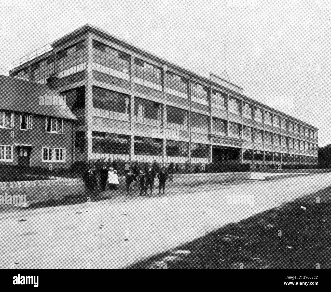 Bereit für alle Anforderungen : das neue Motorwagenwerk Arrol-Johnston , Dumfries , Schottland . Hier sehen Sie den Westflügel mit dem Haupteingang vom .9. August 1913 Stockfoto