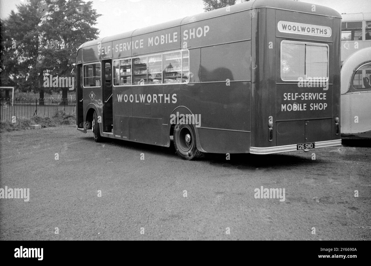 Woolworths on Wheels London: Ein Außenbereich des Ladens, das auf einem Fahrgestell gebaut wird, das London Transport für ihre Green Line-Busse verwendet. oktober 1958 Stockfoto