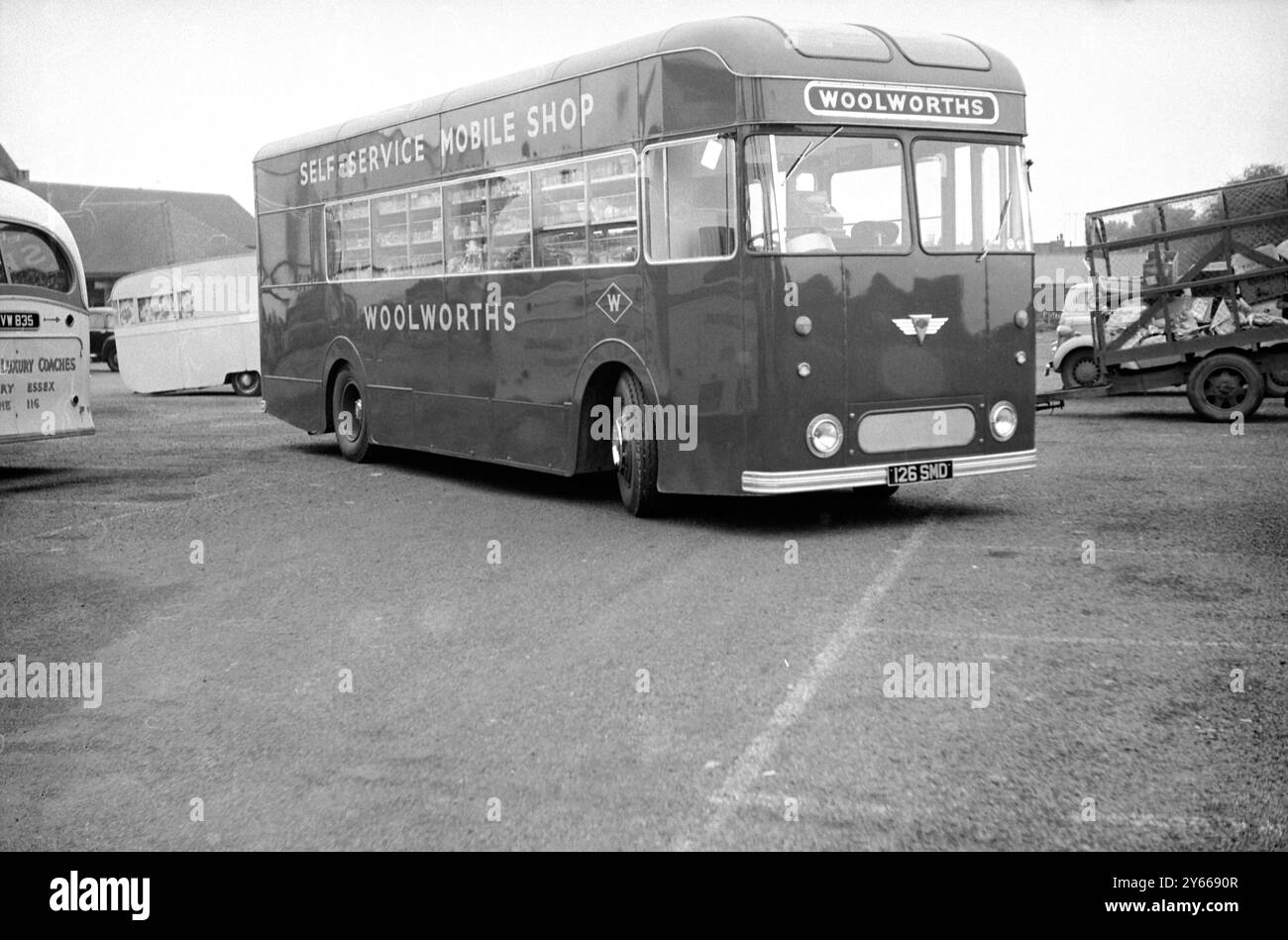 Woolworths on Wheels London: Ein Außenbereich des Ladens, das auf einem Fahrgestell gebaut wird, das London Transport für ihre Green Line-Busse verwendet. oktober 1958 Stockfoto