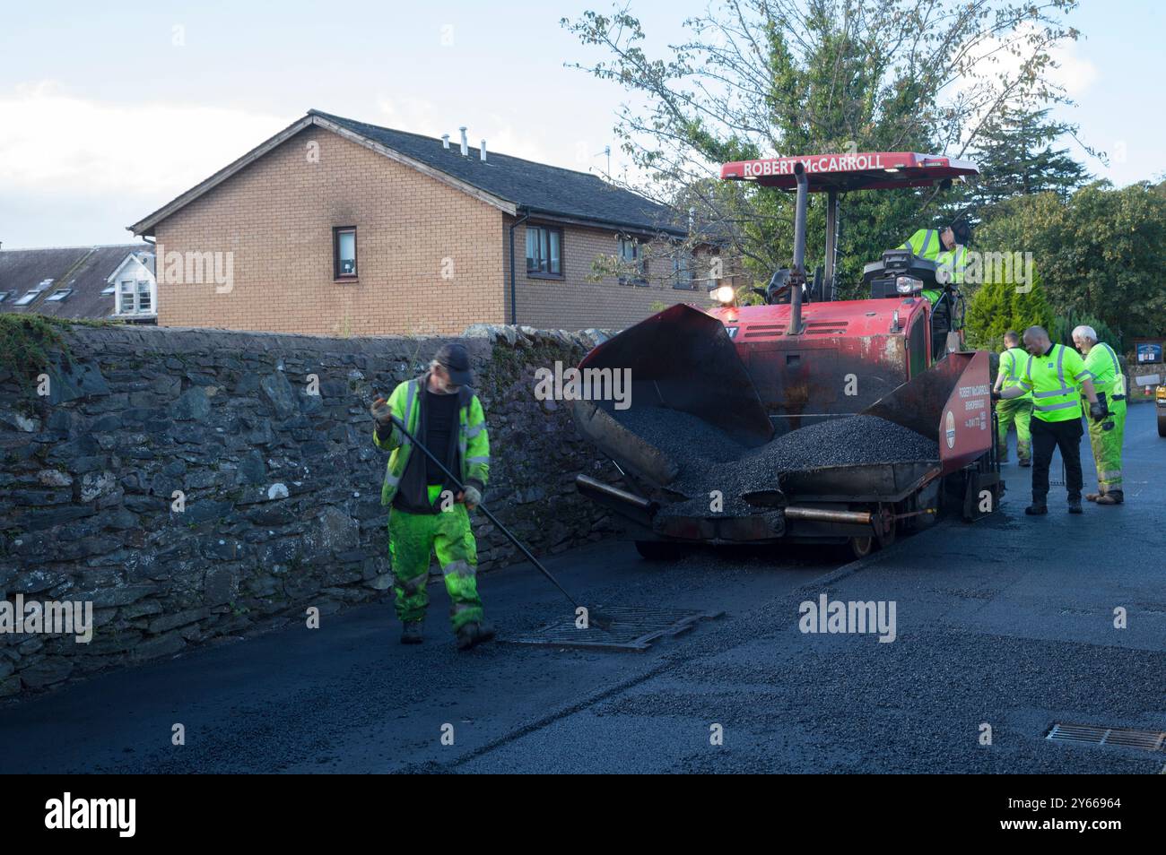 Arbeiter, die Straßenoberfläche reparieren, Rhu, Schottland, mit Teerschicht, Rhu, Schottland Stockfoto