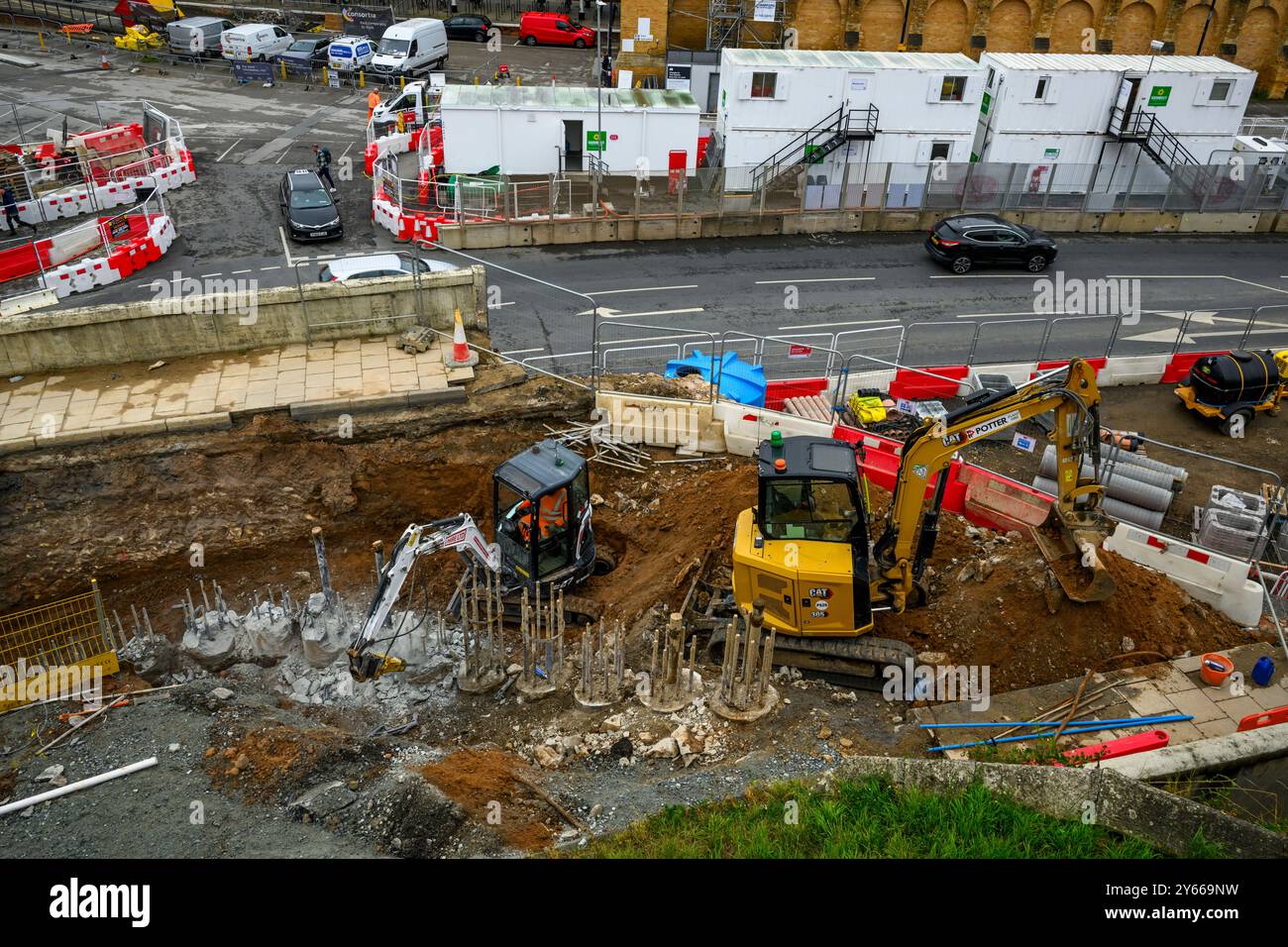 Straßenverbesserungen und Abbrucharbeiten für Station Gateway Project (Arbeit von Menschen, Bodenarbeiten, Maschinen und Maschinen) - York, North Yorkshire, England, Großbritannien. Stockfoto