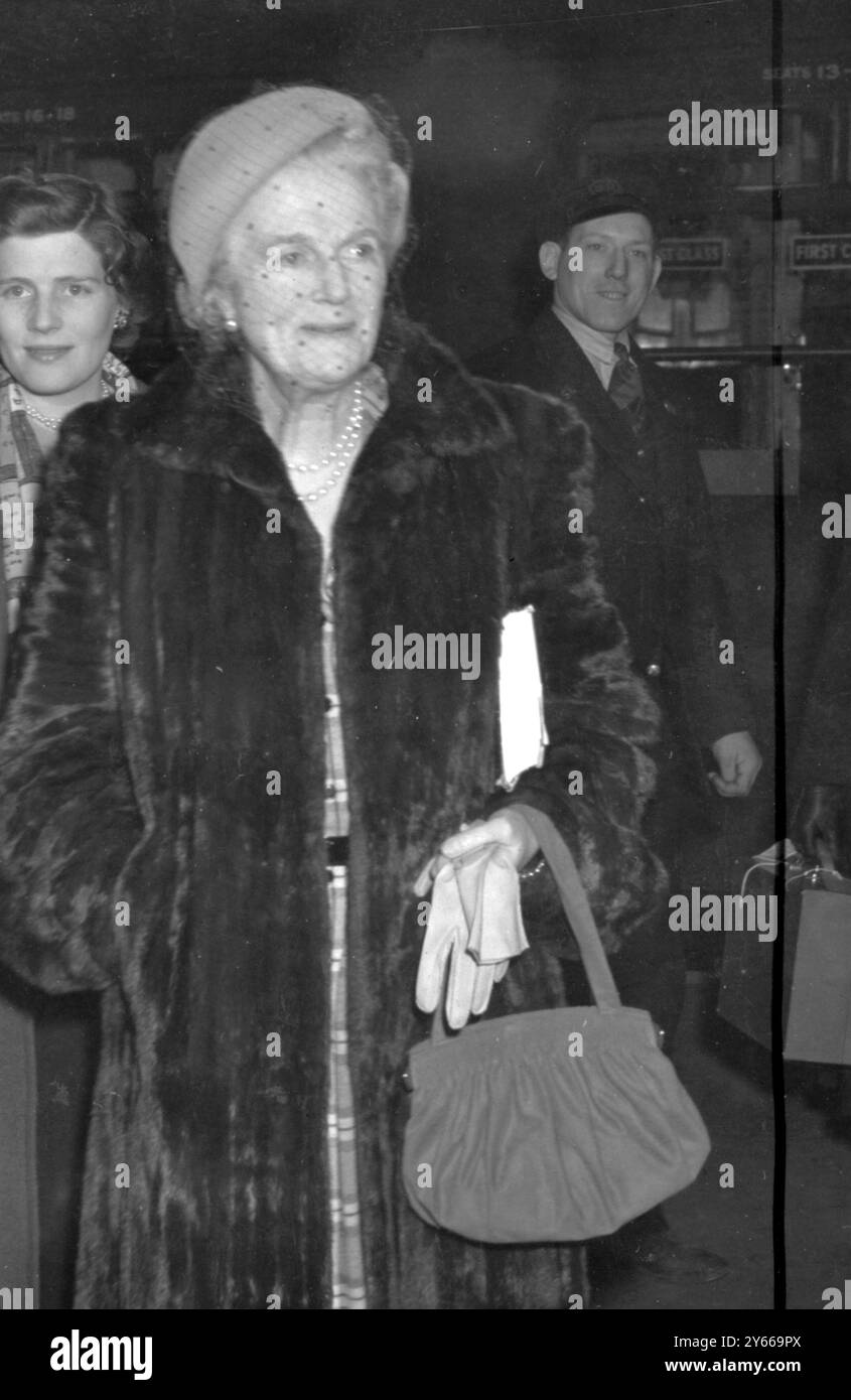 Frau Churchill Ehefrau von Winston Churchill und Tochter Mary Waterloo Station am 8. April 1949 Stockfoto