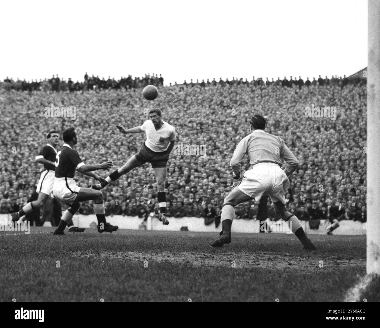 Wales gegen England im Ninian Park, Cardiff. Derek Kevan (West Bromwich Albion) springt mit einem Kopfball in Richtung Wales-Tor ein. Der walisische Torhüter Jack Kelsey (Arsenal) stoppte ihn zurück zur Kamera. Nr. 5 (auf der linken Seite) ist die Mitte von Wales, halb Mel Charles (Swansea Town). Oktober 1957 Stockfoto