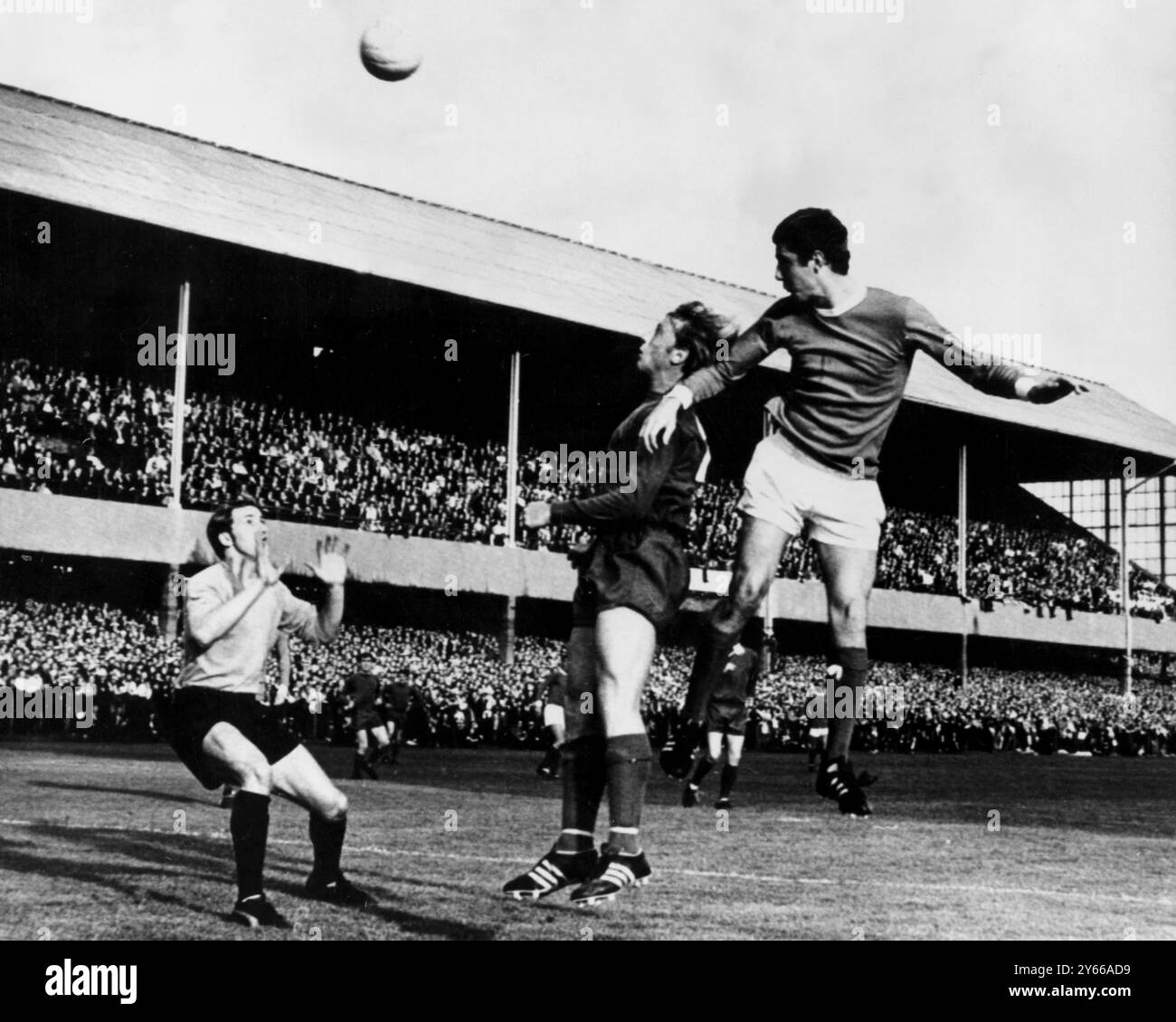 1968 Europacup 1. Runde Waterford gegen Manchester United an der Lansdowne Road. Foto zeigt: Brian Kidd von Manchester United bringt seinen Kopf zum Ball, schickt ihn aber über die Bar in dieser ersten Runde des Europapokals. September 1968 Stockfoto