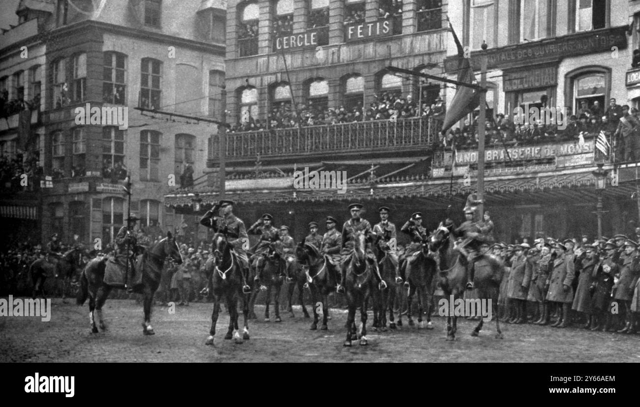 Unser Krieg endete dort, wo er begann: Mons und poetische Gerechtigkeit der Einzug der Kanadier in Mons am Tag des Waffenstillstands. General Arthur Currie kommandiert das kanadische Korps, der den Salut auf dem Platz 1918 nimmt Stockfoto