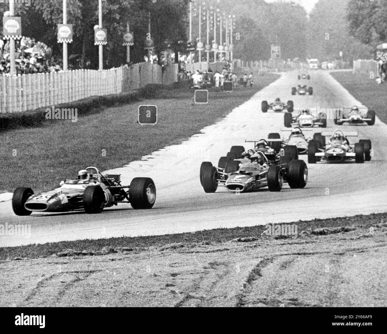 Monza, Italien: Der britische Jackie Stewart (Nr. 20) auf Matra-Ford, der während des 40. Italienischen Grand Prix eine Gruppe von Autos anführte. Der zweite Platz war |Österreicher Jochen Rindt, der dritte war Jean Pierre Beltoise aus Frankreich. 9. September 1969 Stockfoto