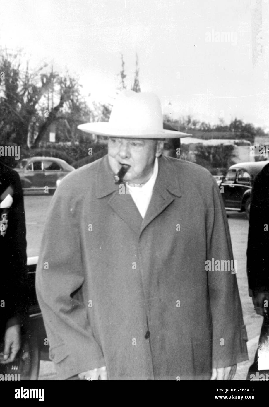 Marrakesch, Marokko: Der britische Staatsmann Sir Winston Churchill trägt einen übergroßen stetson und eine riesige Zigarre, während er in Marrakesch spazieren geht. 22. Januar 1959 Stockfoto