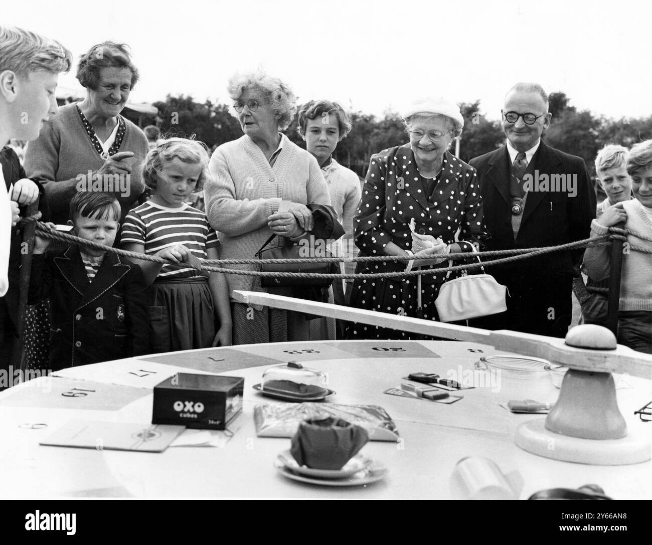 St. John Ambulanzfest in Swanscombe. Der Vorsitzende des Stadtrates von Swanscombe, Herr G Hammond, und seine Frau versuchen ihr Glück am Roulette-Rad, nachdem sie das St. John Ambulance Fete eröffnet haben. August 1960. Stockfoto