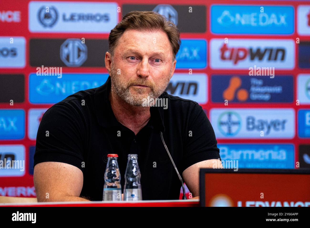 LEVERKUSEN, 22. SEPTEMBER: VfL Wolfsburg-Cheftrainer Ralph Hasenhuttl nimmt nach dem Bundesliga-Spiel zwischen Bayer 04 L an einer Pressekonferenz Teil Stockfoto