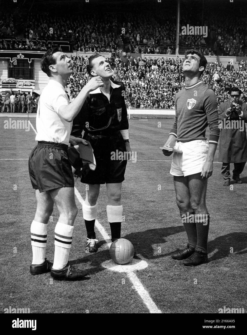 England gegen Mexiko in Wembley. Der Schiedsrichter, R H Davidson (Mitte) Johnny Haynes, englischer Kapitän (weißes Shirt) und R Cardenas, mexikanischer Kapitän, werfen die Münze vor dem Spiel. Mai 1961 Stockfoto