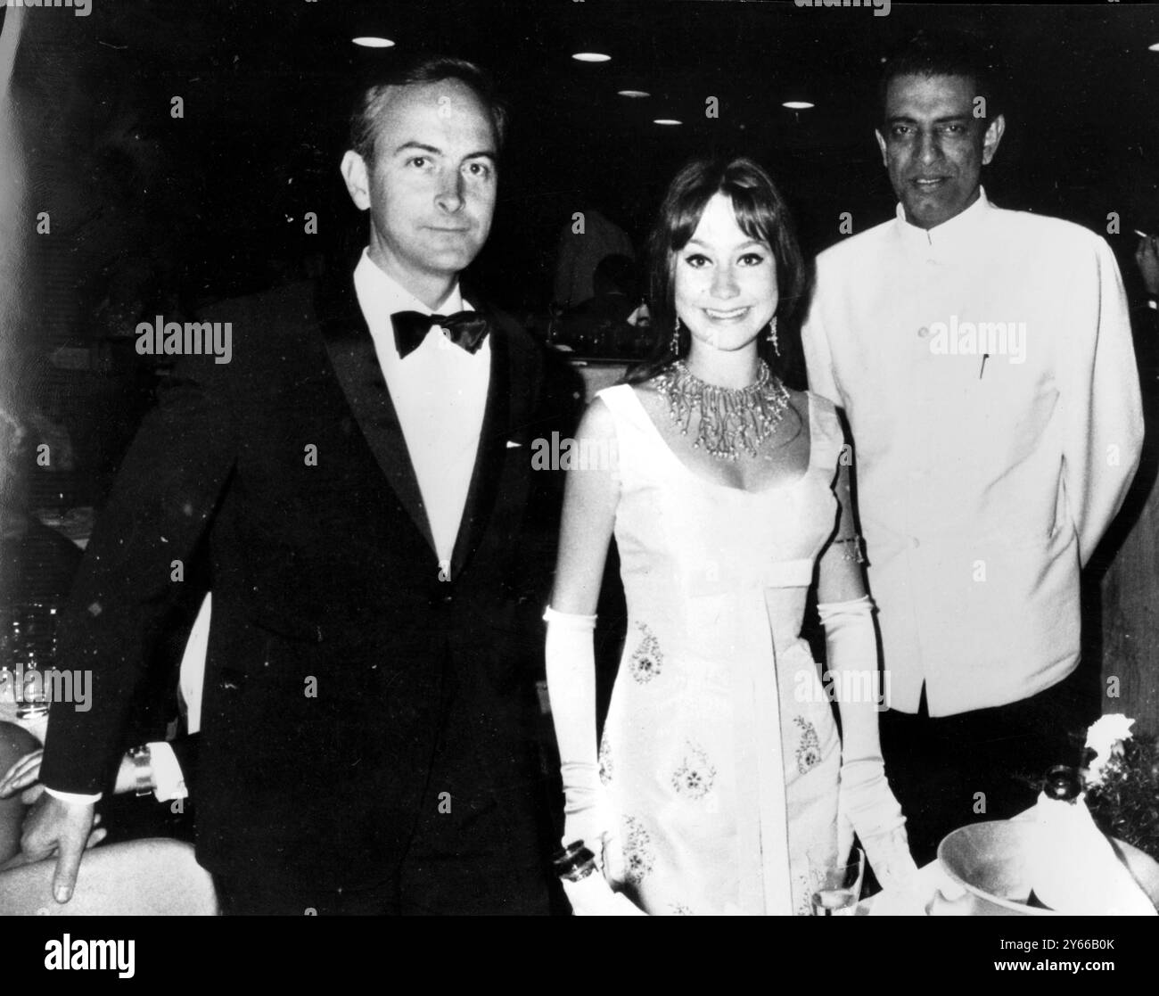 Am 3. Juli während der Berliner Filmfestspiele, die gestern Abend zu Ende gingen, nahmen Filmproduzent James Ivory, Schauspielerin Felicity Kendal und ihr Landsmann Satajit Ray Teil, der gestern Abend für seinen Film den Silbernen Bären-Preis erhielt 1965 Stockfoto