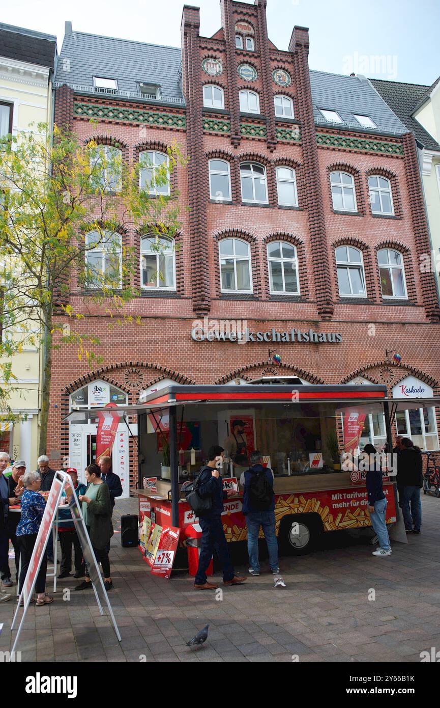 Flensburg, Schleswig-Holstein das Fritten-mobil der Gewerkschaft steht vor dem Gewerkschaftshaus in Flensburg, große Straße. Aufnahme vom 24.09.2024, Flensburg, Innenstadt *** Flensburg, Schleswig Holstein die Gewerkschaften Fritten Mobil steht vor dem gewerkschaftsgebäude in Flensburg, große Straße Foto aufgenommen am 24 09 2024, Flensburg, Stadtzentrum Stockfoto