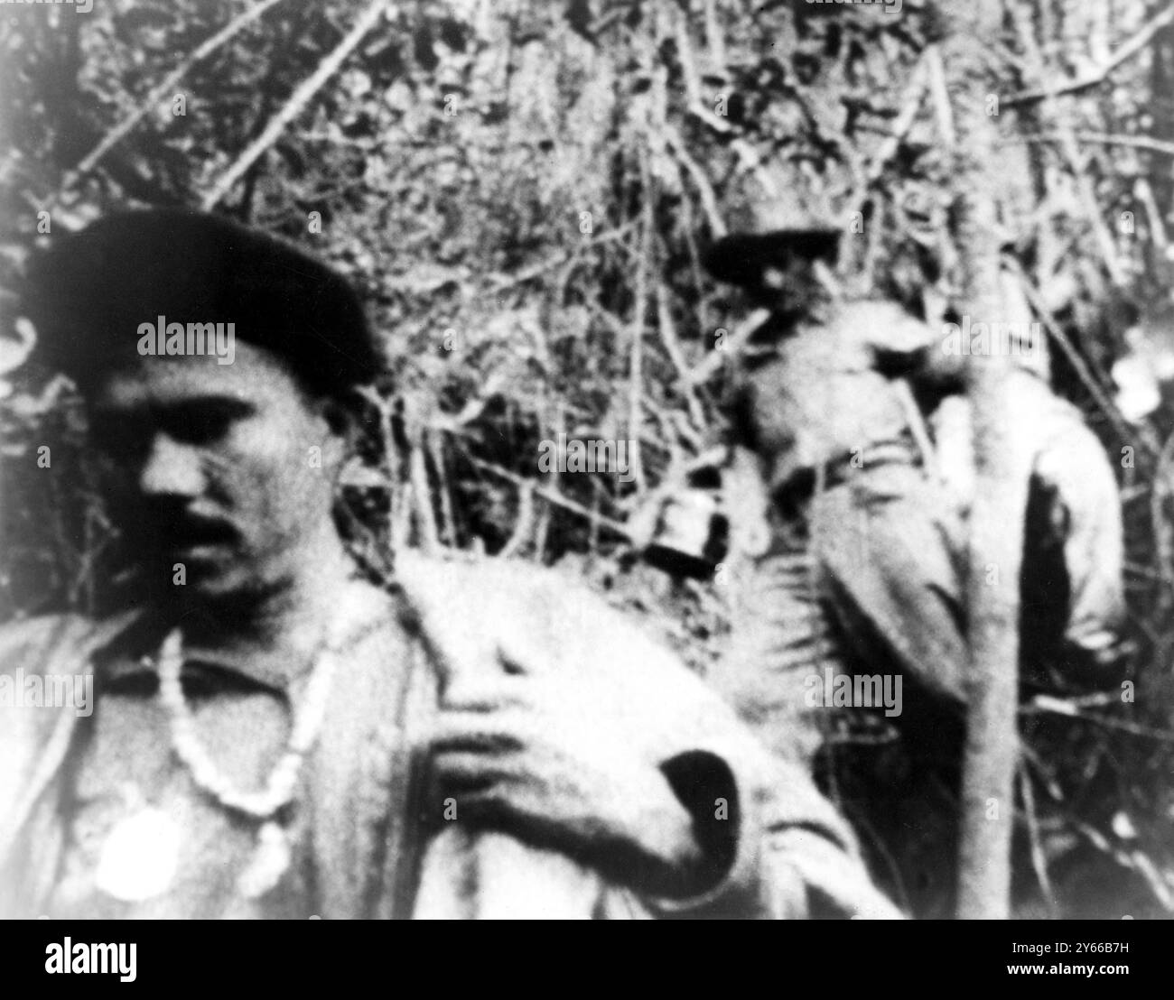 Kubanische Rebellen werden den Berg hinunter getrieben, nachdem sie von Castros Truppen gefangen genommen wurden. Die Rebellen wurden in den Escambray Mountains gefangen genommen und waren Teil einer regierungsfeindlichen Truppe, die vor der Invasion Kubas am vergangenen Montag auf die Insel eingedrungen war. Ihr Einsatzgebiet war das Hügelland Mitte Kubas, etwa 50 Meilen östlich von dem Ort, an dem die Invasoren landeten, und ihre scheinbare Mission war, die Landungen zu unterstützen, aber als die Rebelleninvasion begann, wurden sie von Fidel Castro in einem Überraschungsüberfall gefangen genommen. April 1961. Stockfoto