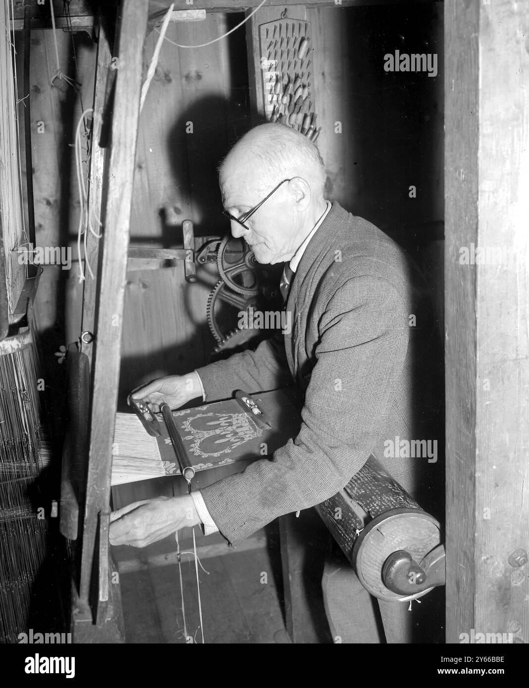 Mr. Harry Spinks, 72 Jahre alt, Weber seit 62 Jahren. Hat geholfen, für drei Krönungen zu weben. Eine Krone weben, die als Vorhänge in der Westminster Abbey bei der Coranation dienen wird. 18. November 1952e Stockfoto