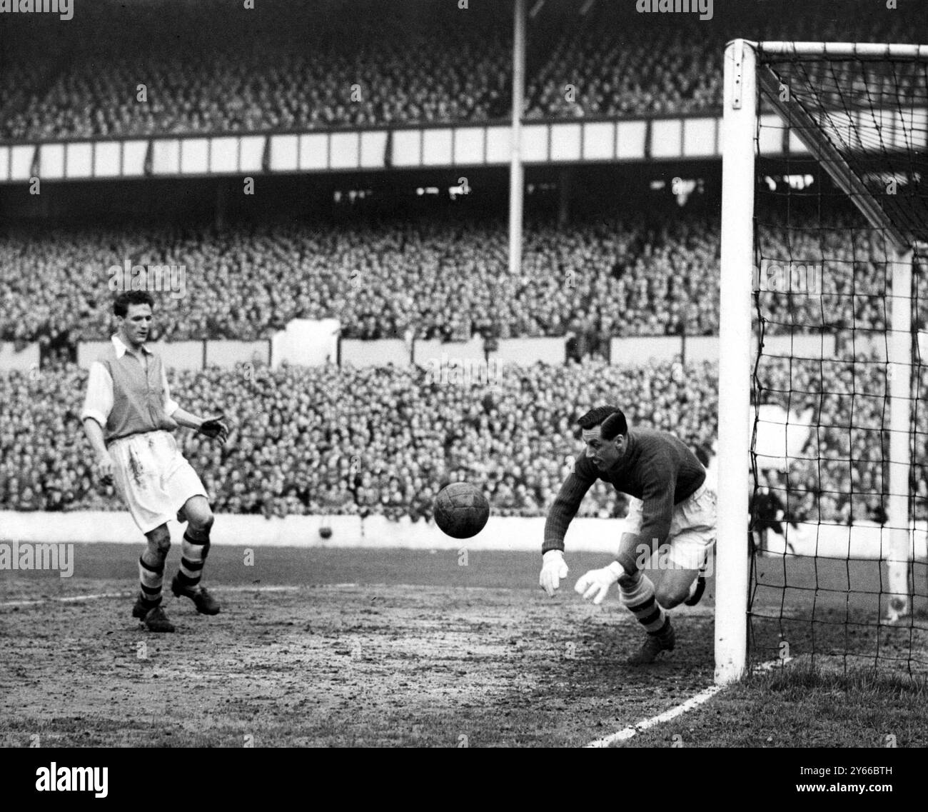 1952 FA Cup Halbfinale Chelsea gegen Arsenal Arsenal, Swindin, holt sich im wiederholten FA Cup Halbfinale in der White Hart Lane einen Kopfball vor Smith, dem Chelsea Mittelstürmer. April 1952 Stockfoto