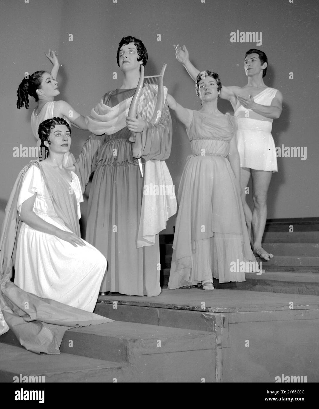 Orpheus im Covent Garden Norma Procter mit Lyre Elsie Morison, Anne Heaton, Jeannette Sinclair und Alexander Bennett am 12. Januar 1961 Stockfoto