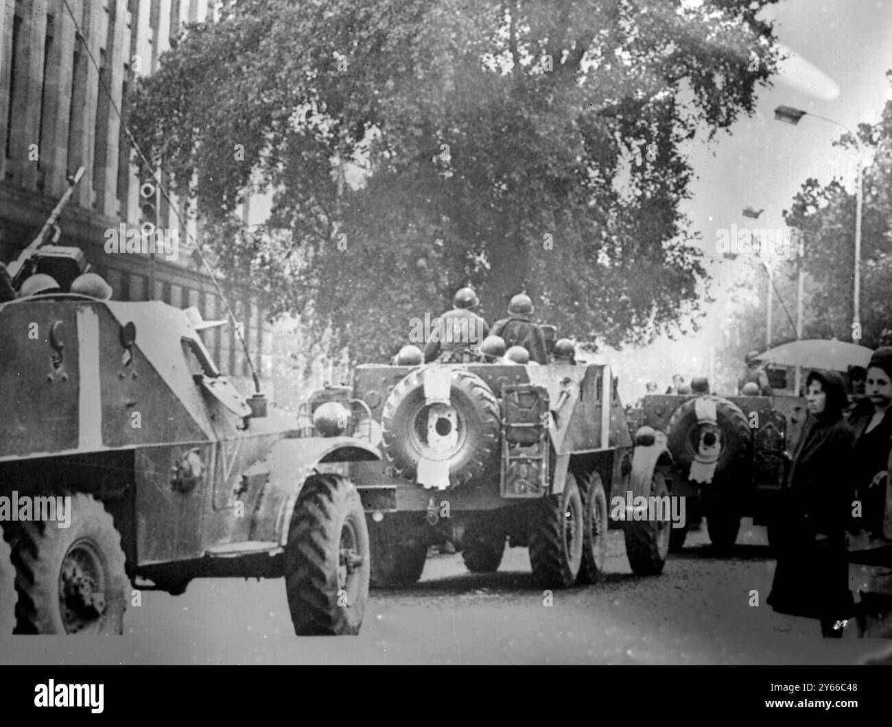 Prag: Tschechoslowakische Bürger schauen schweigend zu, als russische gepanzerte Truppenträger Positionen vor dem Zentralkomitee des Hauptquartiers der tschechoslowakischen Kommunistischen Partei einnehmen. Nach der Besetzung der Tschechoslowakei durch russische, polnische und ostdeutsche Truppen. August 1968 Stockfoto