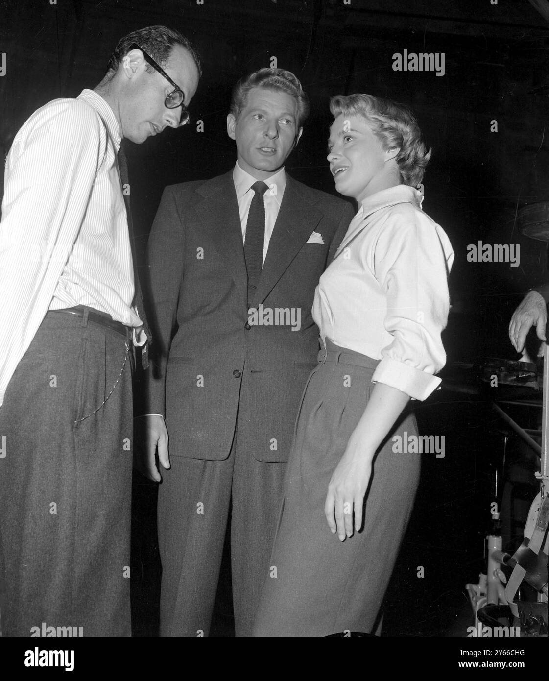 Produzent-Regisseur Norman Panama hinterließ die Stirn unter der Last seiner Verantwortung, als er mit dem Komiker Danny Kaye und dem schwedischen Star Mai Zetterling eine Liebesszene in Dannys unabhängiger Produktion von Knock on Wood 1953 diskutierte Stockfoto