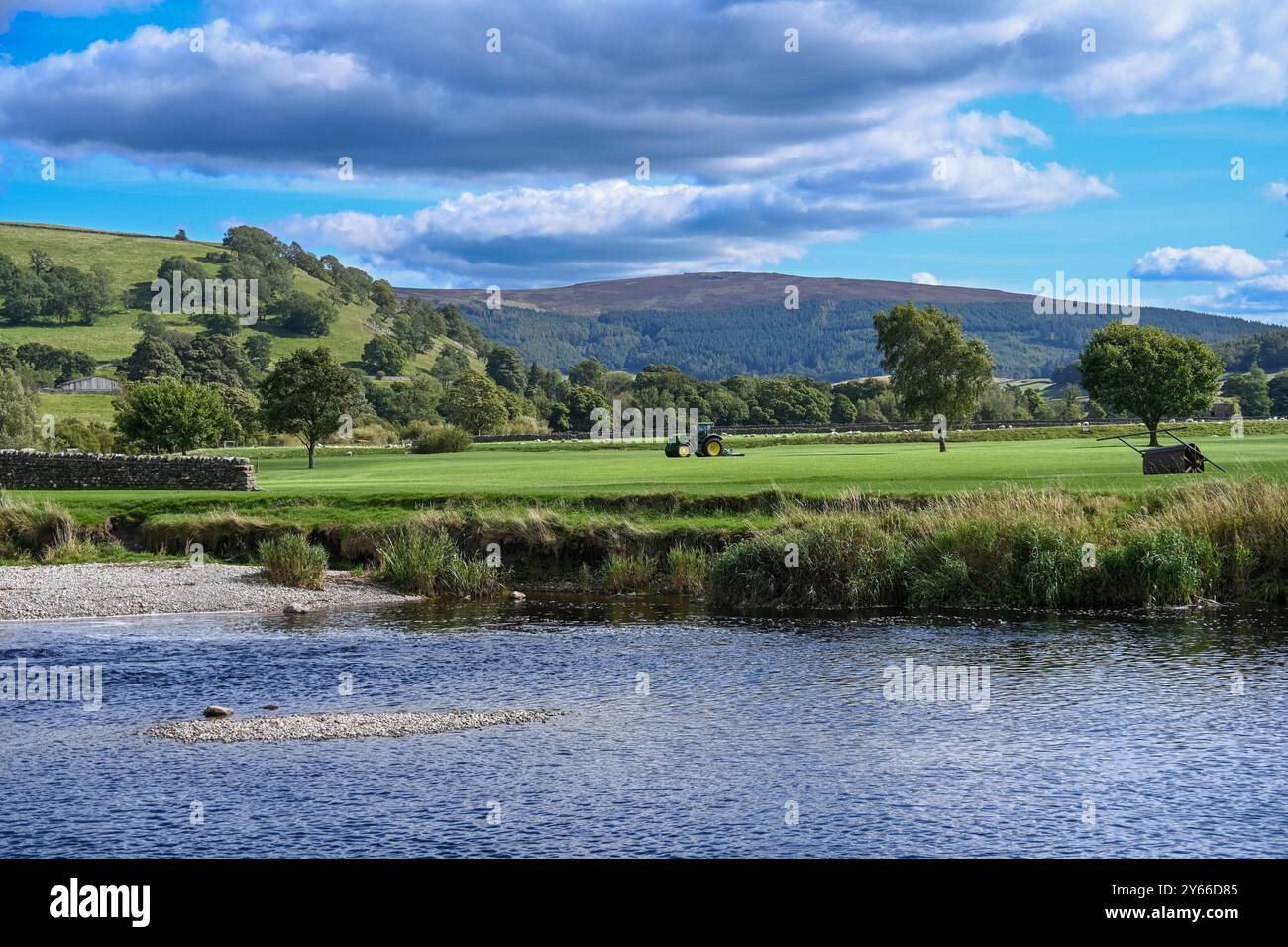 Burnsall eines der schönsten Dörfer in Wharfedale, Burnsall liegt an einer Kurve des Flusses Wharfe, umgeben von einem spektakulären Kreis von Fjägeln. Stockfoto