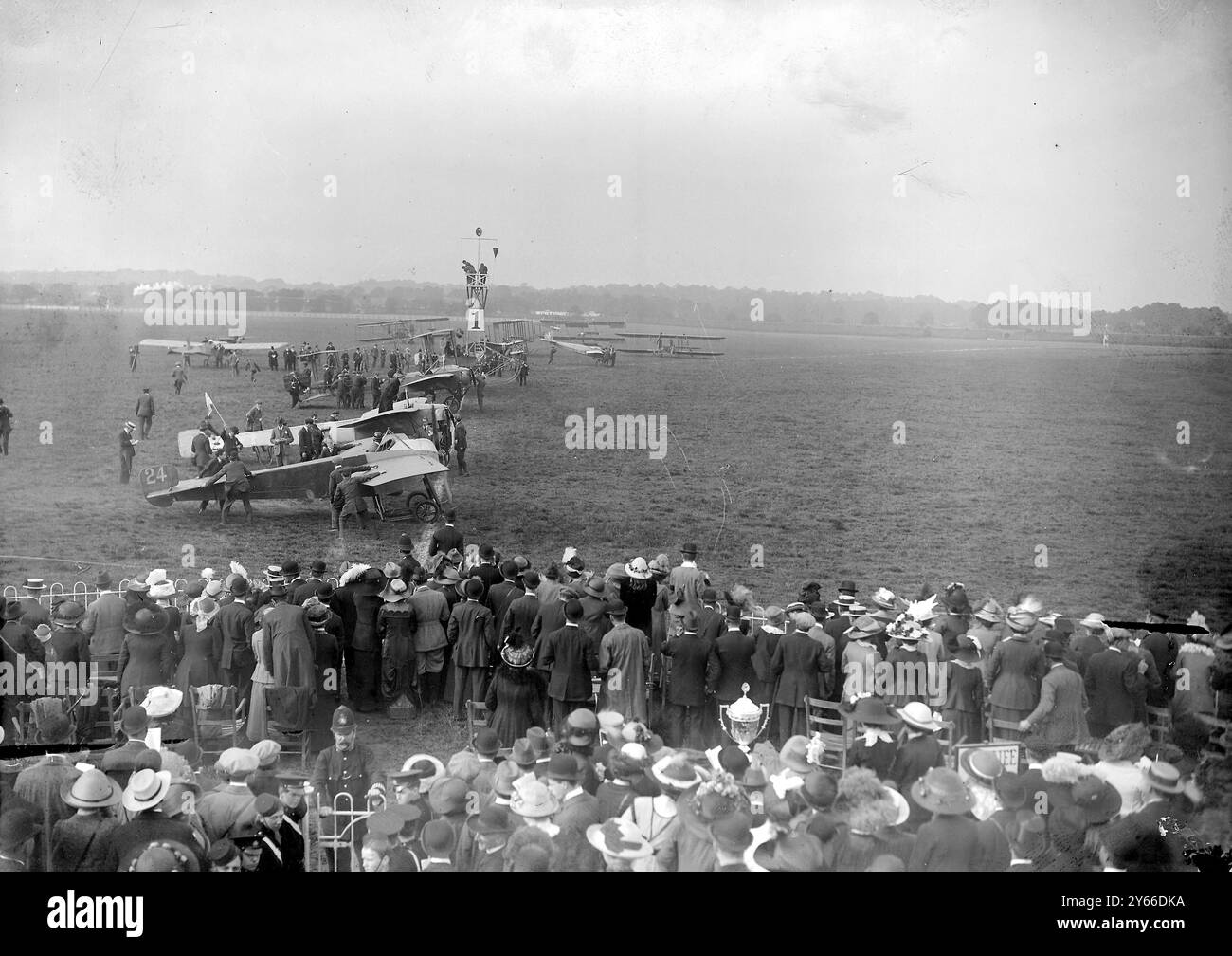 Das erste LuftDerby in Hendon am 8. Juni. Der Start von Hendon aus dem Richterstand. 1912. Stockfoto
