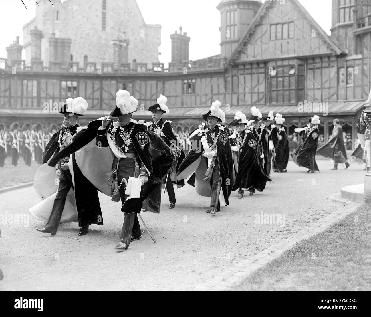 Zeremonie der Garter-Kapelle, Windsor, Ritter in Prozession. 1912 Stockfoto