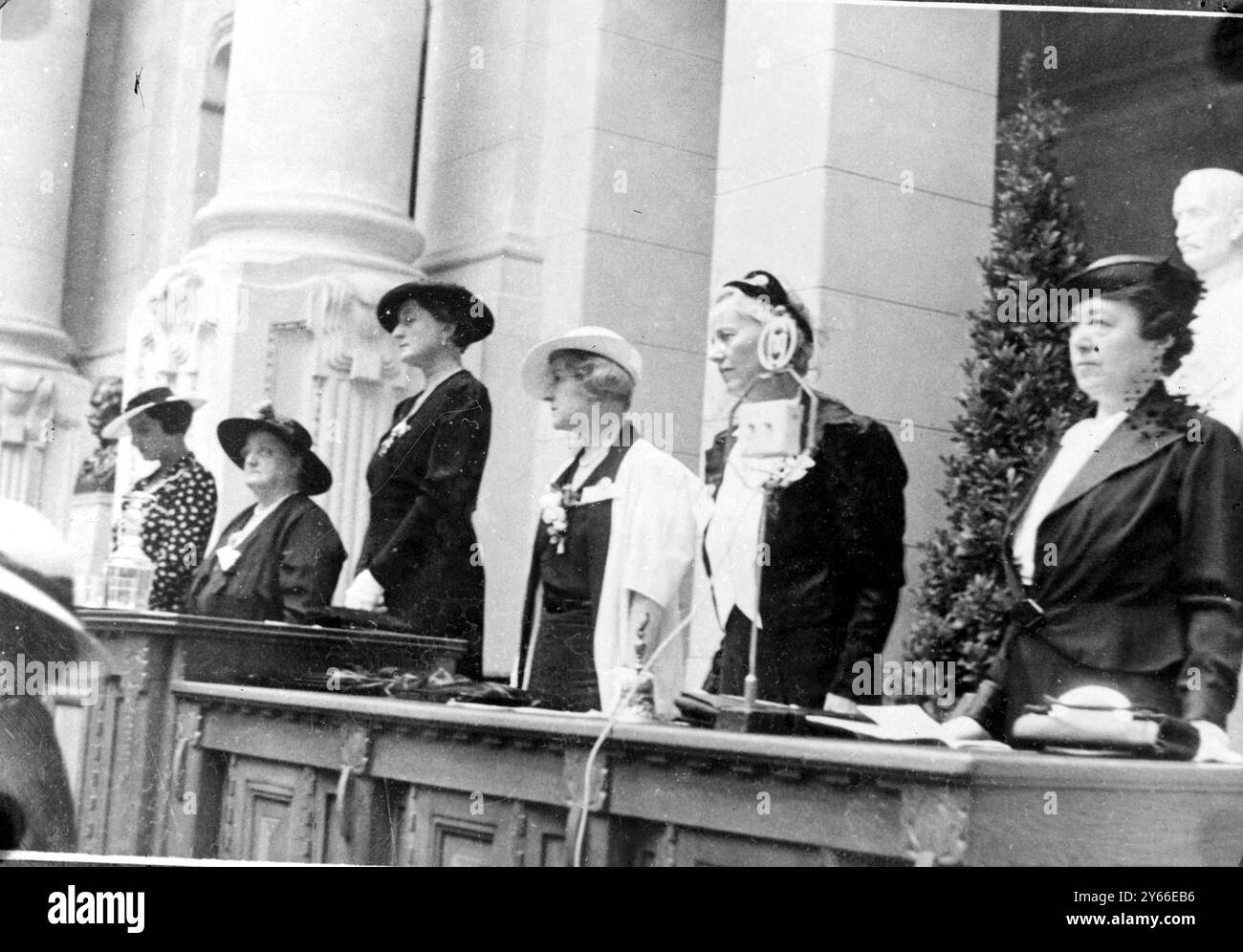 Frauen, die viele Länder vertreten, die am Internationalen Frauenwochenkongress in Budapest, Ungarn, teilnehmen. Von links nach rechts Frau Kozma, Frau Diamond, Frau Parcher, Frau Bandholtz, Frau Spur und Frau Dr. Chartier 10. August 1937 Stockfoto