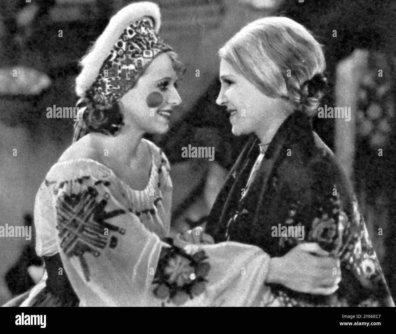 Janet Gaynor (links) als Heldin von Delicious. Heather, die kleine schottische Einwanderin in die USA, die mit einer Truppe russischer Tänzer in Verbindung steht, die mit Misha (Manya Roberti) sprechen Stockfoto