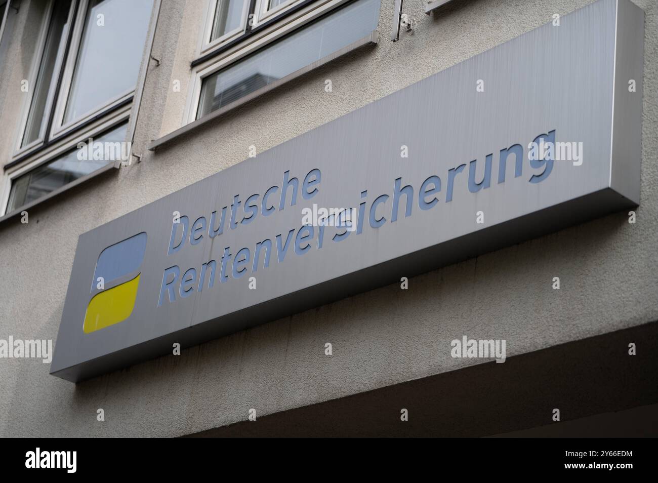 Berlin, Deutschland. September 2024. Am Eingang zum Gebäude der Deutschen Rentenversicherung befindet sich ein Schild. Quelle: Alicia Windzio/dpa/Alamy Live News Stockfoto
