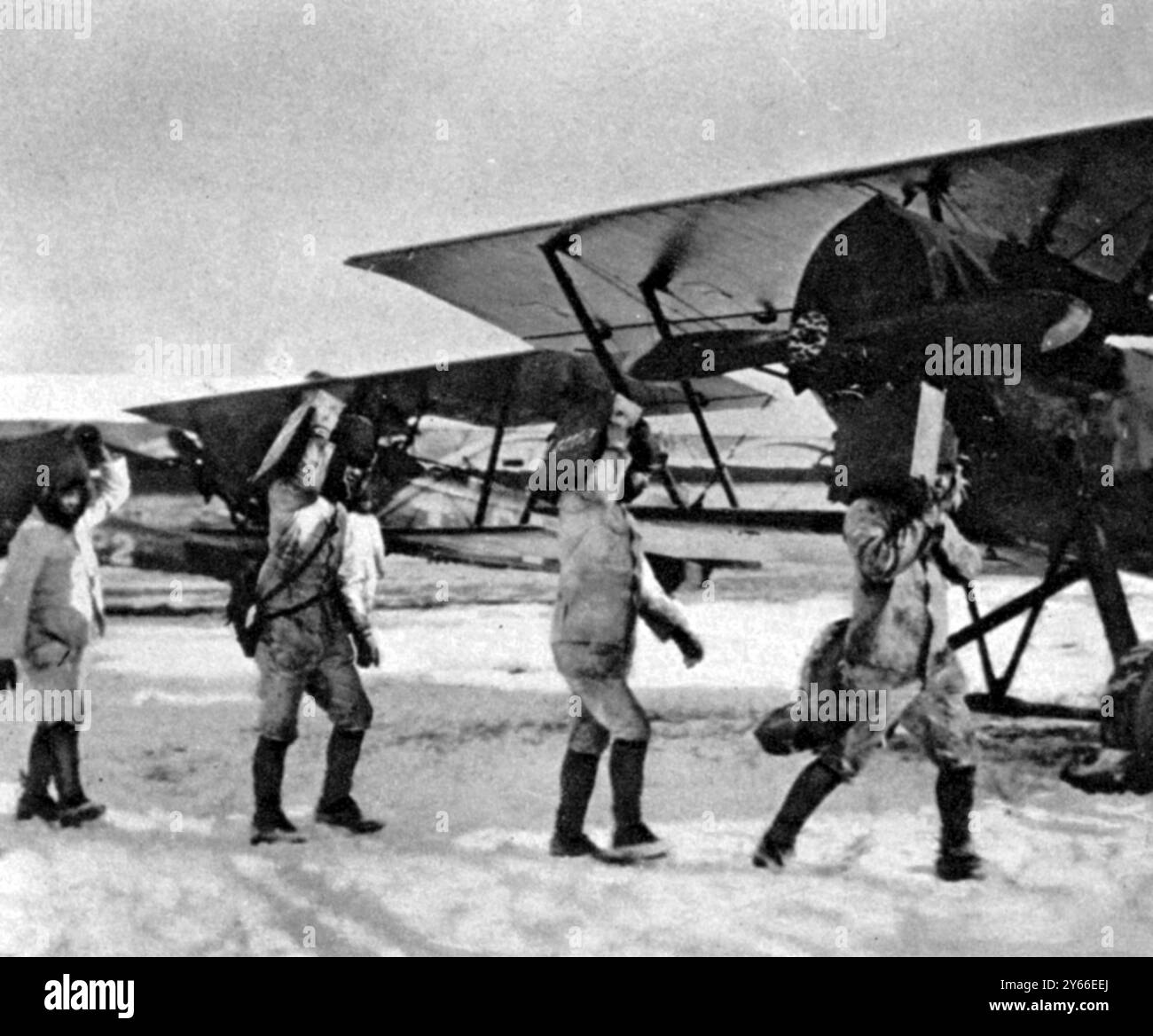 Mit der Luftwaffe, die die Chapei-Armee bombardiert hat, kooperieren sie mit Sprengstoff. Wo Bombenangriffe eine effektive Methode für den Umgang mit Banditen waren, die Munitionskisten zu den Maschinen auf einem japanischen Flugplatz in der Mandschurei transportierten Stockfoto