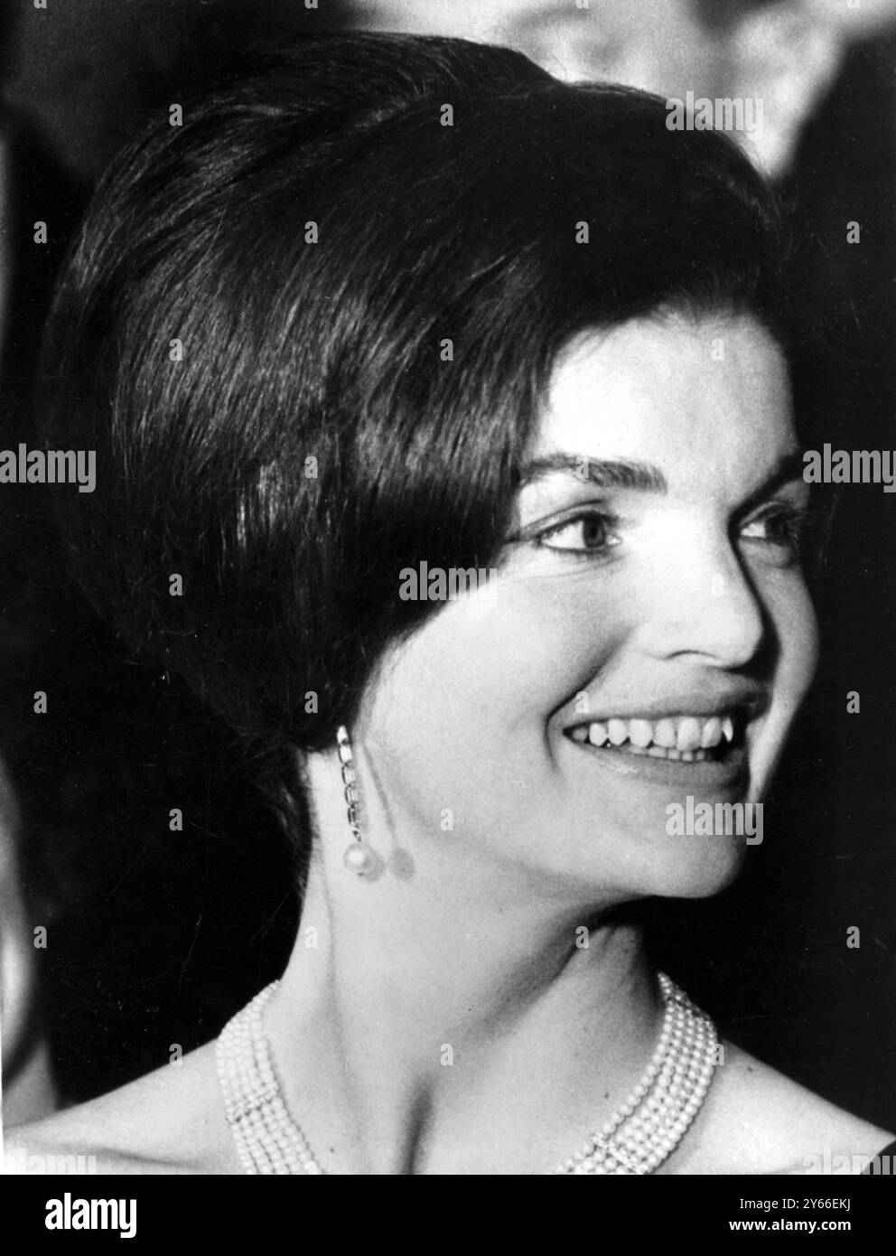 Jackie Kennedy, die Frau von John F. Kennedy, hat eine neue Frisur, während sie hier bei einem Empfang im Weißen Haus zu Besuch des venezolanischen Präsidenten Betancourt abgebildet wird. Februar 1963. Stockfoto