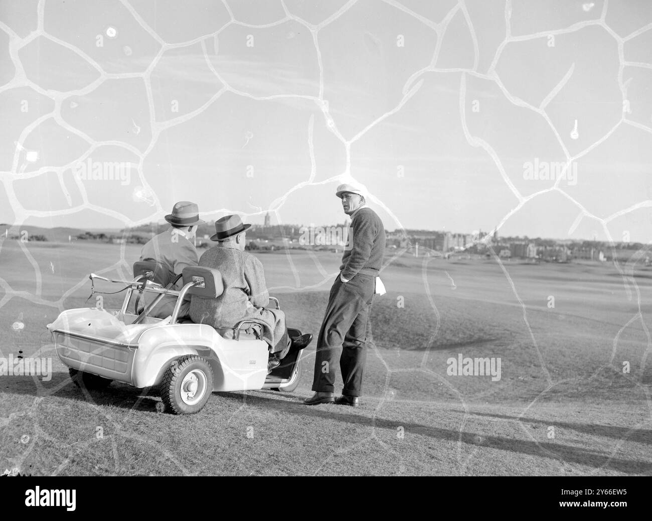 St Andrews Scotland ist jetzt nicht in der Lage, Bobby Jones (rechts im elektrischen Stuhl) zu spielen, einer der größten Golfspieler-Chats mit Dr. Frank M Taylor vom American Team beim 16. Abschlag 9. Oktober 1958 Stockfoto