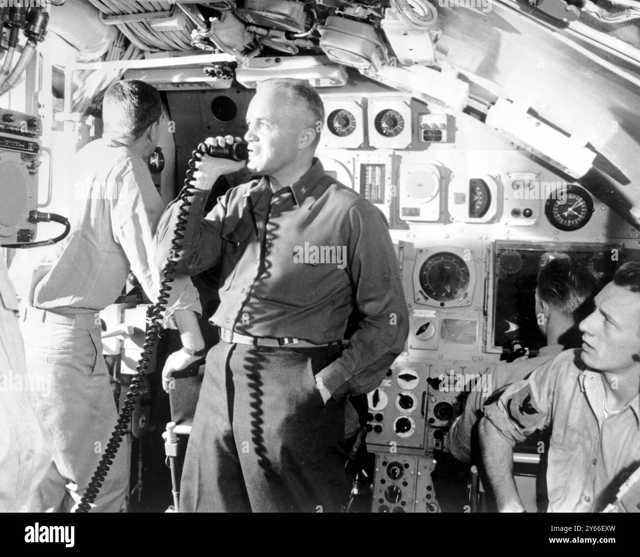 Captain Edward L Beach Commanding Officer des US-amerikanischen Atom-U-Bootes Triton 12. Mai 1960 Stockfoto