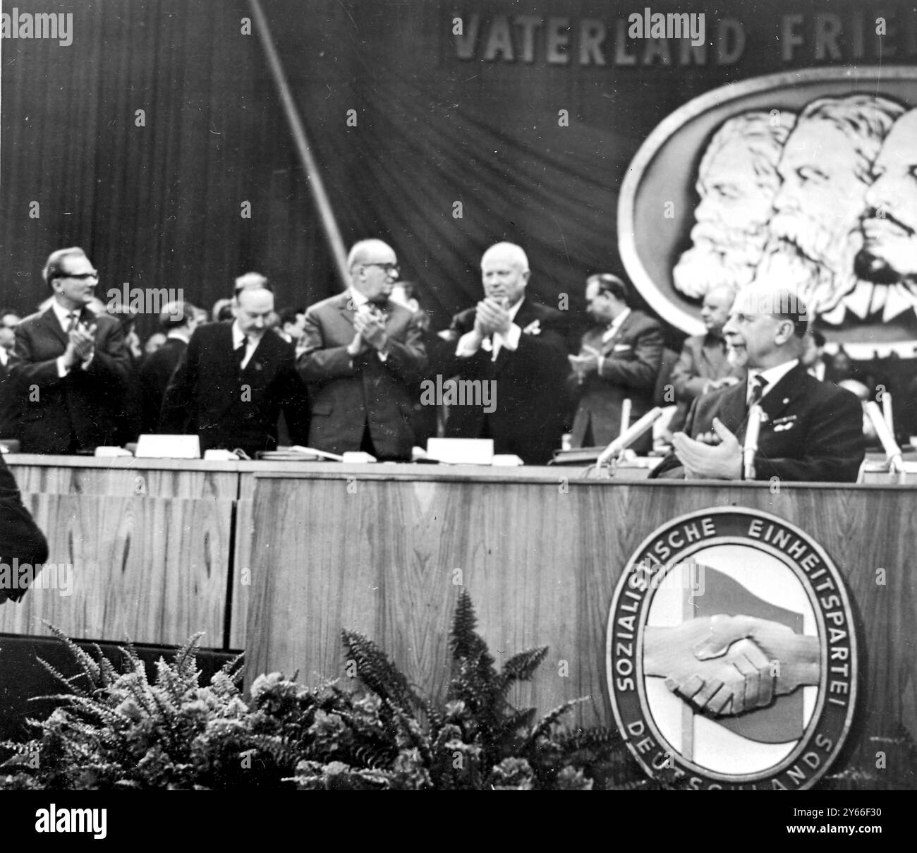 Eröffnungssitzung des sechsten Parteikongresses der DDR in der Werner Seelenbinder Indoor Sports Arena (von links nach rechts) Erich Honnecker, B N Pononarev, Freiedrich Ebert und Nikita Chruschtschow unten rechts am Rednerpult Ostdeutscher KPCh-Chef Walter Ulbricht 15. Januar 1963 Stockfoto