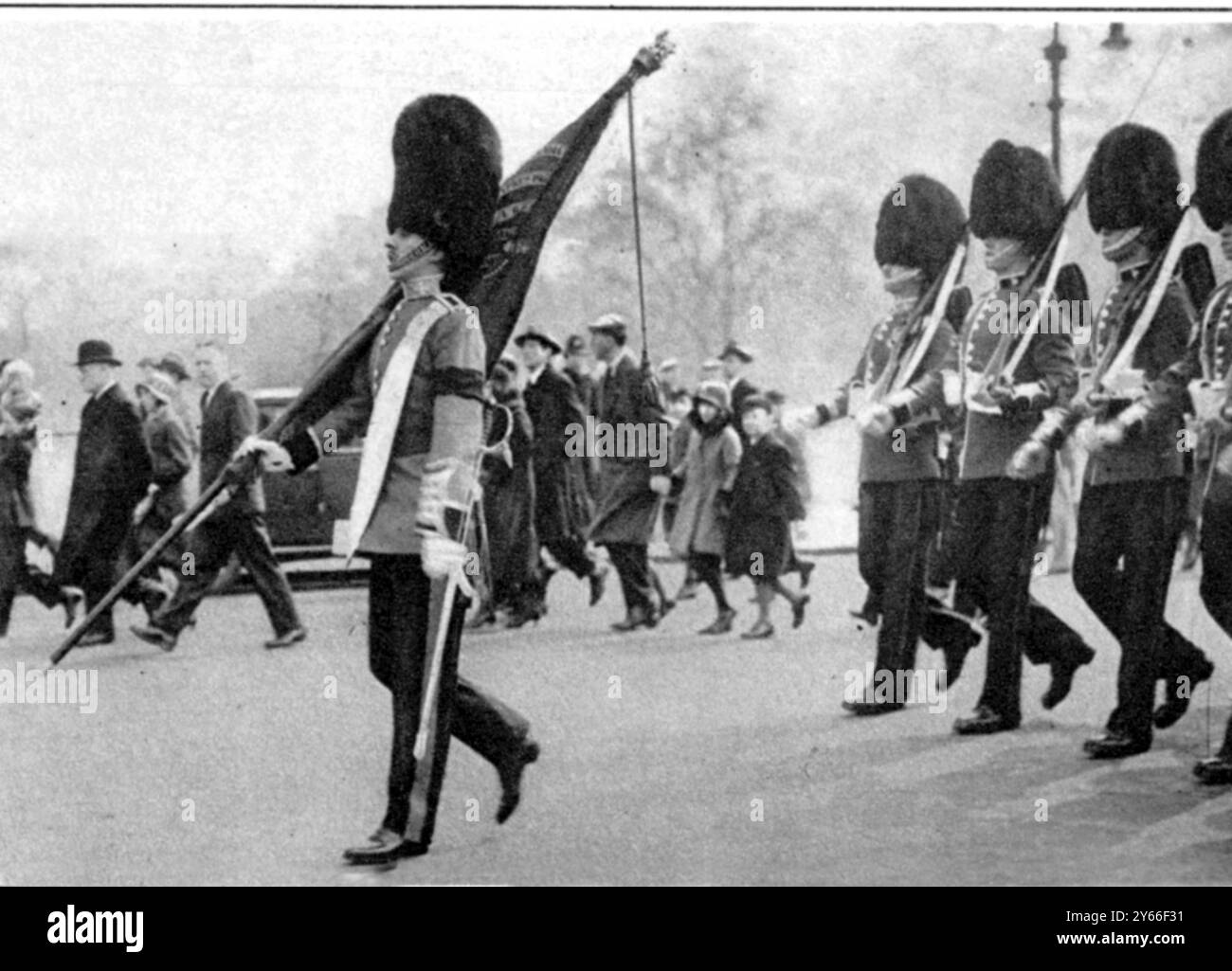 Der ermordete Präsident Doumer war ein offizieller Ausdruck der britischen Sympathie eines Offiziers der irischen Garde, der während des Wachwechsels im Buckingham Palace im Mai 1932 ein Crepe Armlet trug Stockfoto