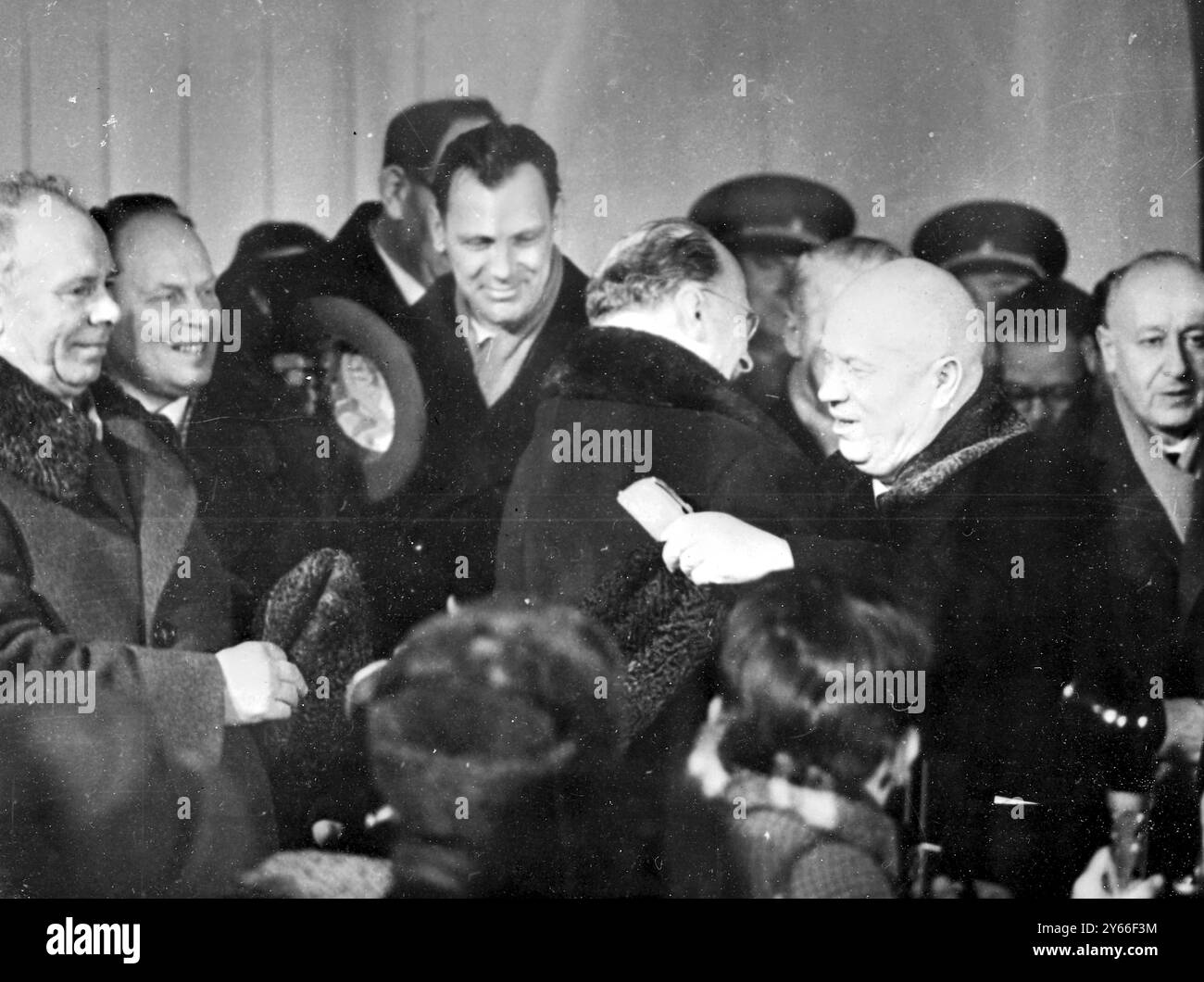 Nikita Chruschtschow umarmt am Bahnhof Ost-Berlin 14. Januar 1963 den Chef der KPD Walter Ulbright Stockfoto