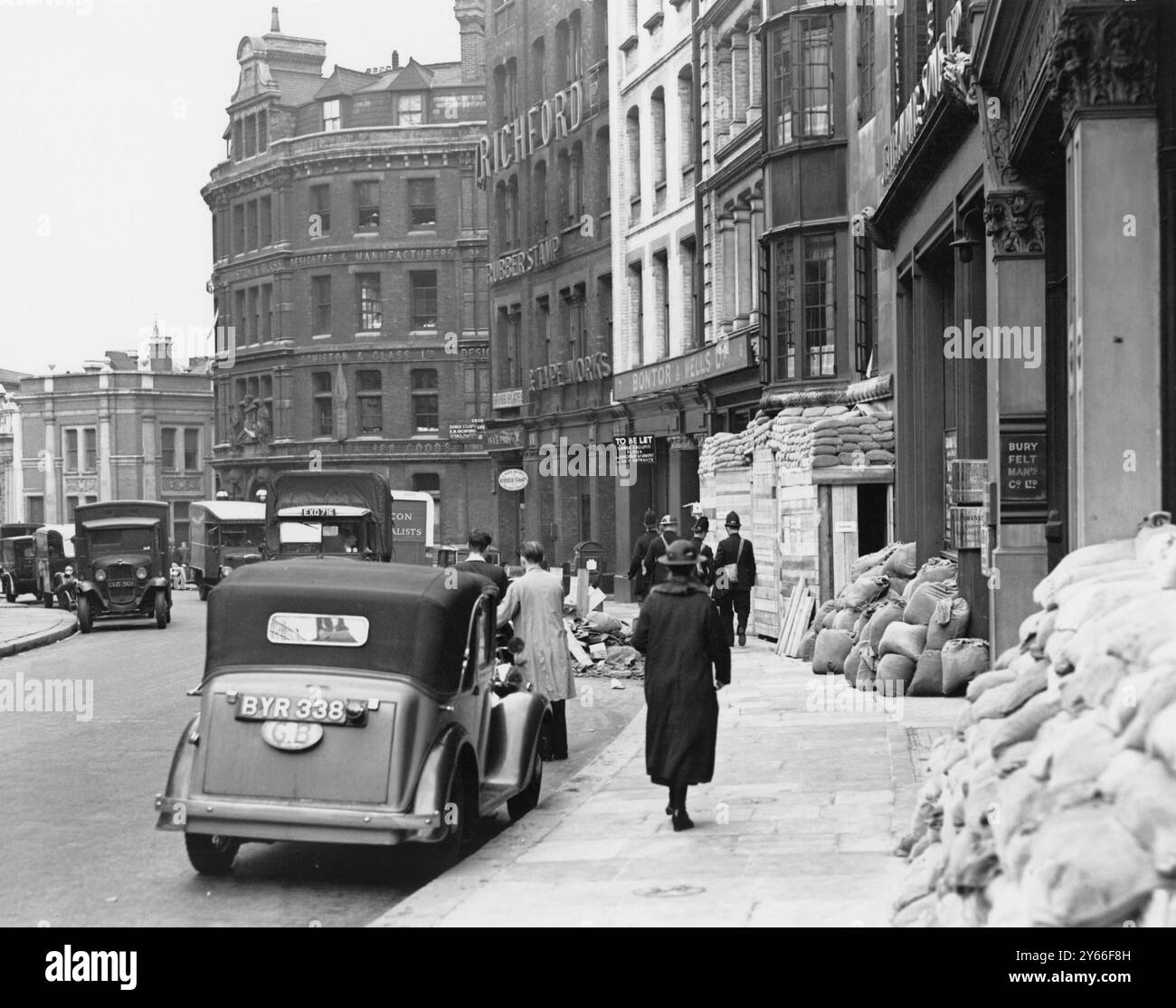Kriegskrise 1939. Sandsäcke in den Londoner Straßen. 2/9/39 Stockfoto